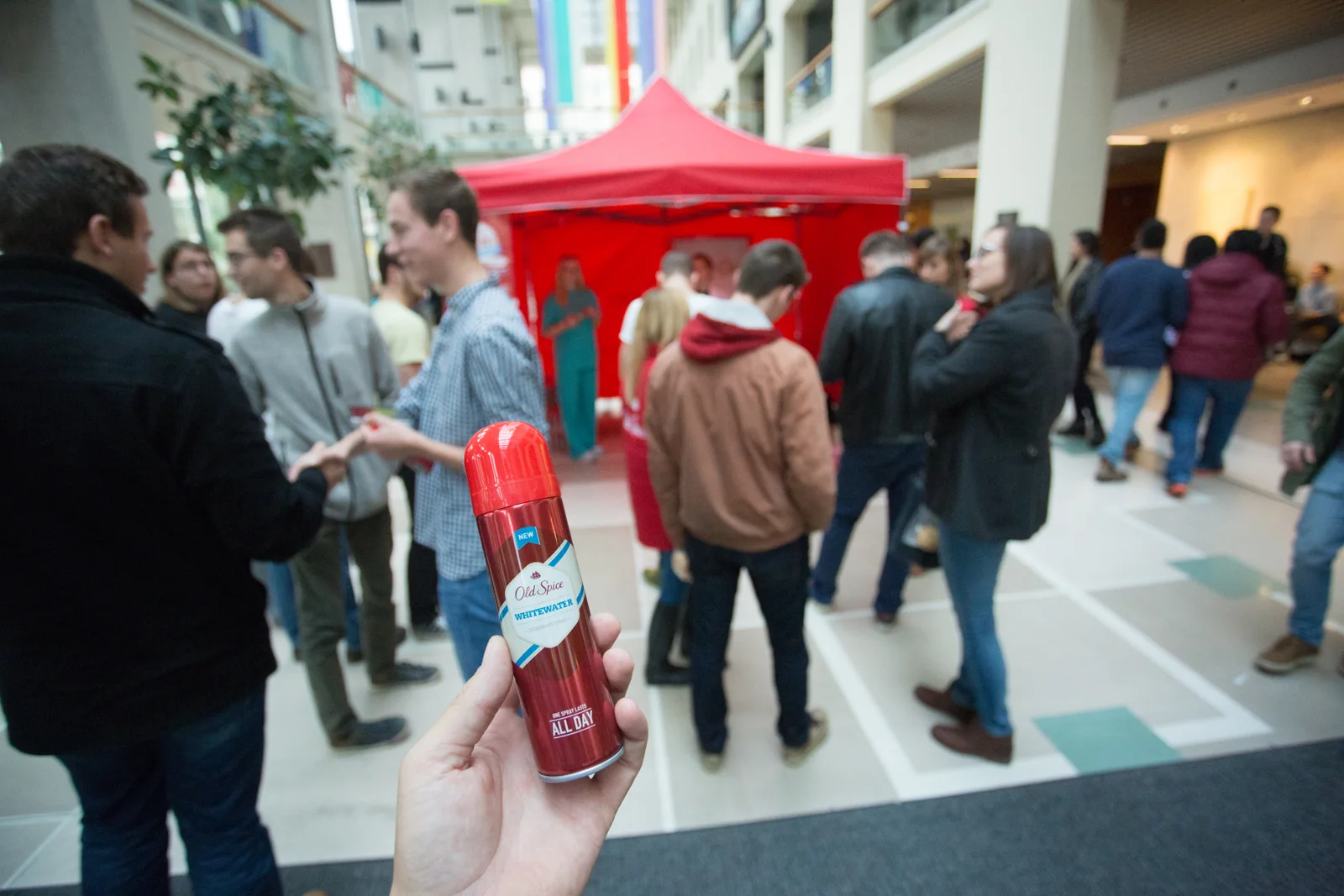 Old Spice termékminta egy egyetemi kitelepülésen