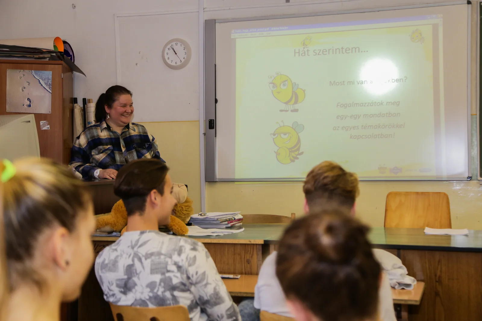 Konzulens edukációs foglalkozást tart egy osztálynak