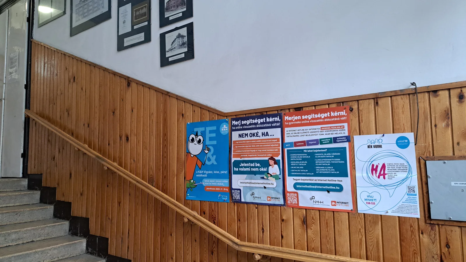 Plakátok egy általános iskola lépcsőfordulójában
