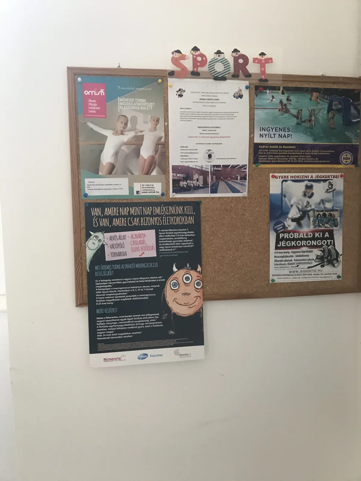 Edukációs plakát egy óvodai faliújságon