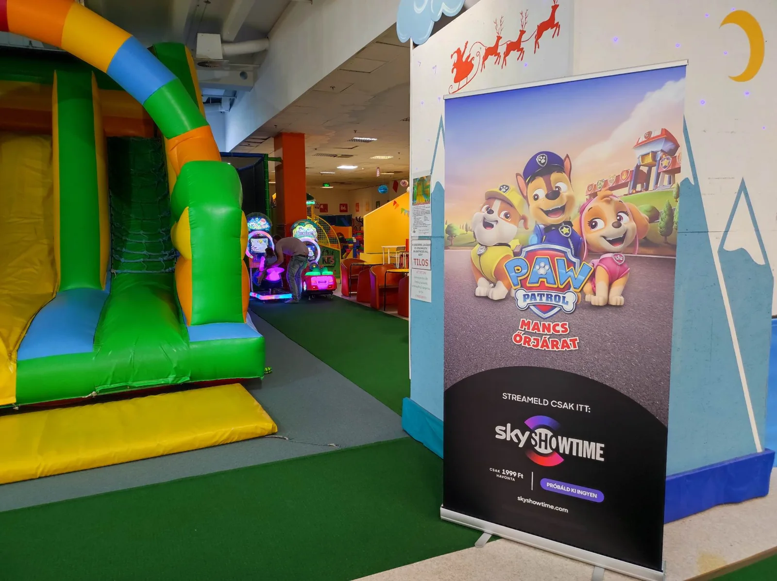 SkyShowtime roll-up egy játszóházban